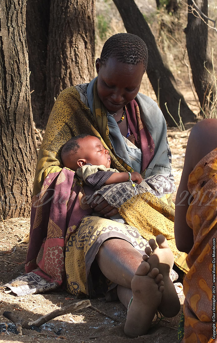 Femme et son enfant tribu Hazabes - Eyasi 2012