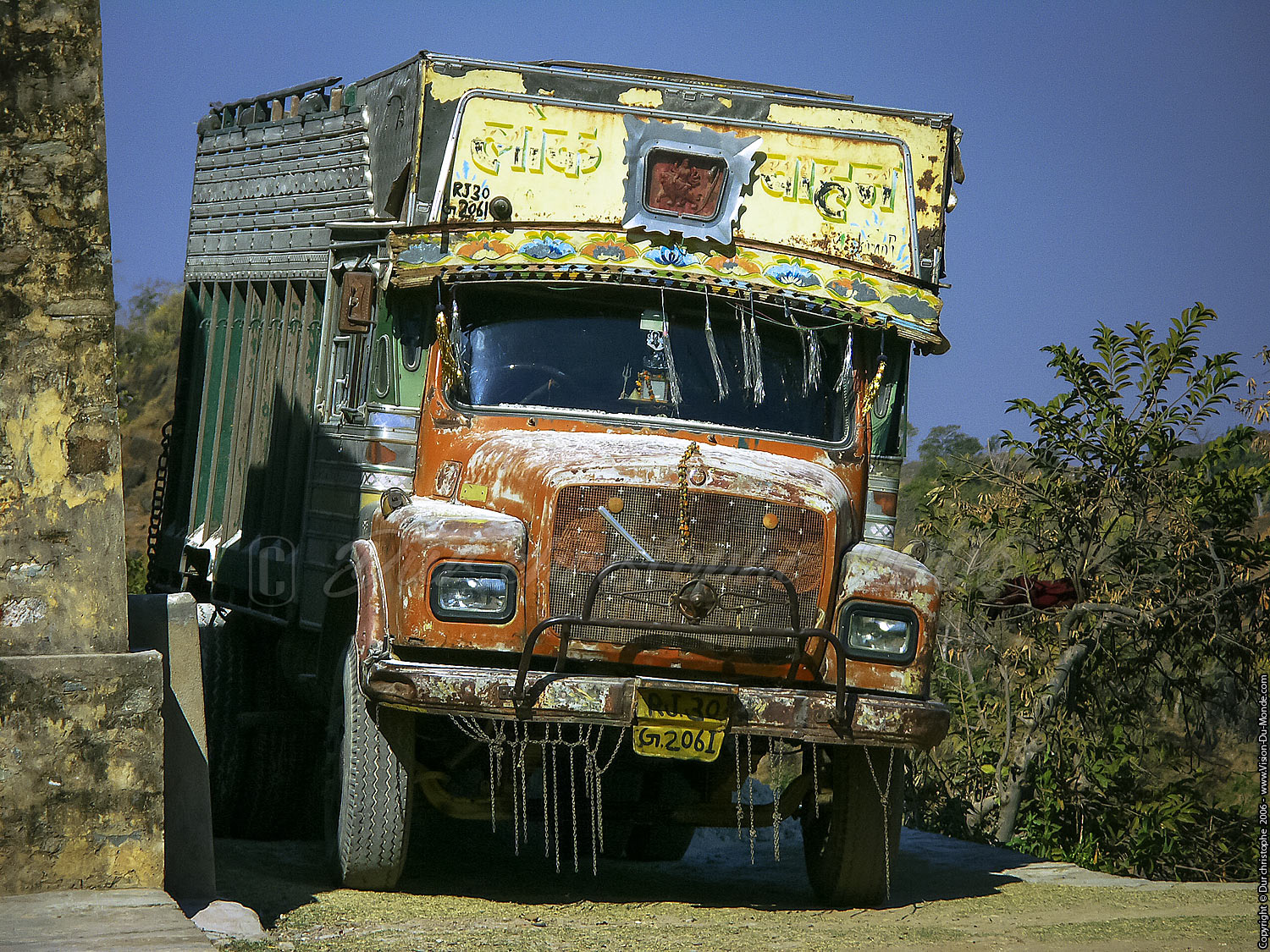 Vieux camion Tata - Route pour Ranakpur - 2006