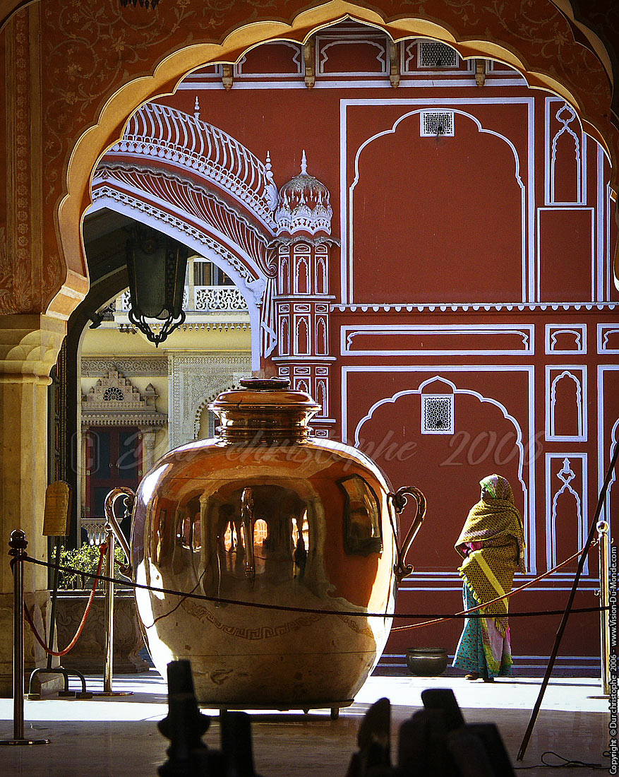 La femme et l'immense jar - Jaipur - 2006