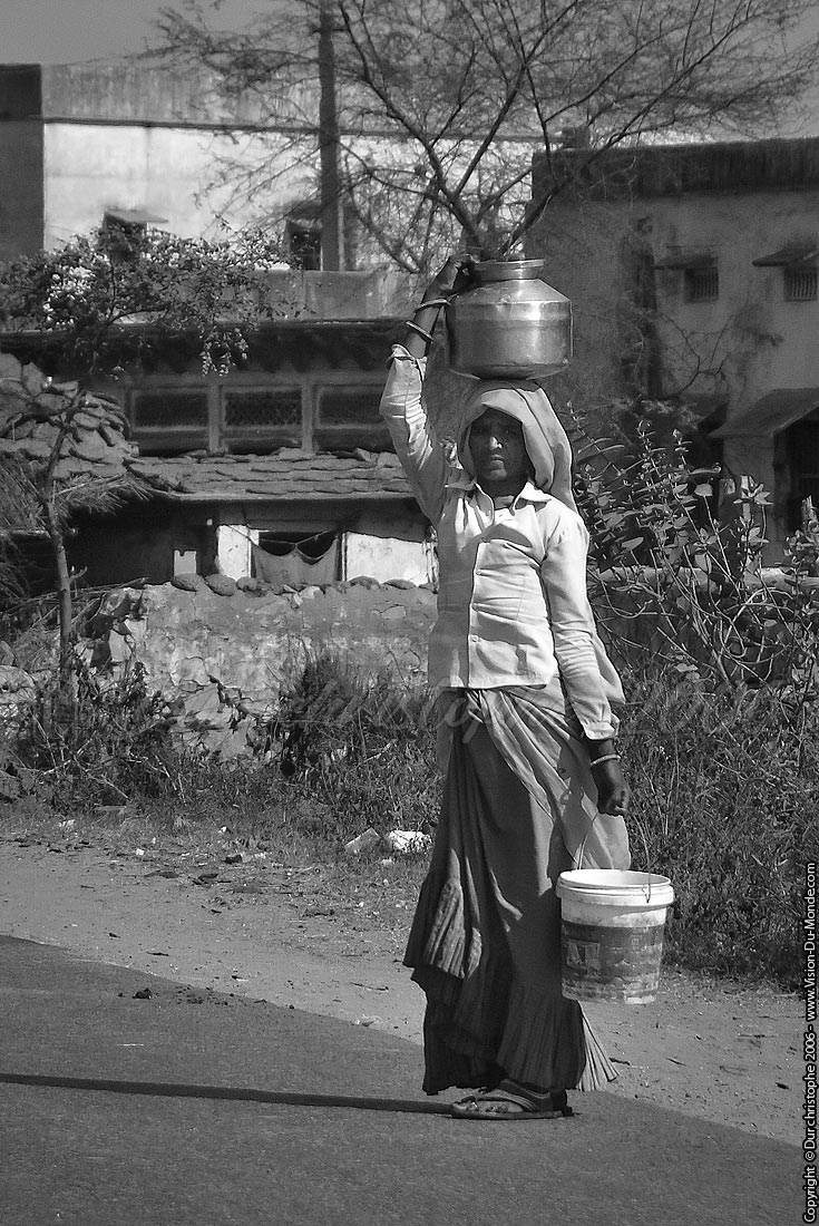 La porteuse d'eau  - Sur la route - 2006