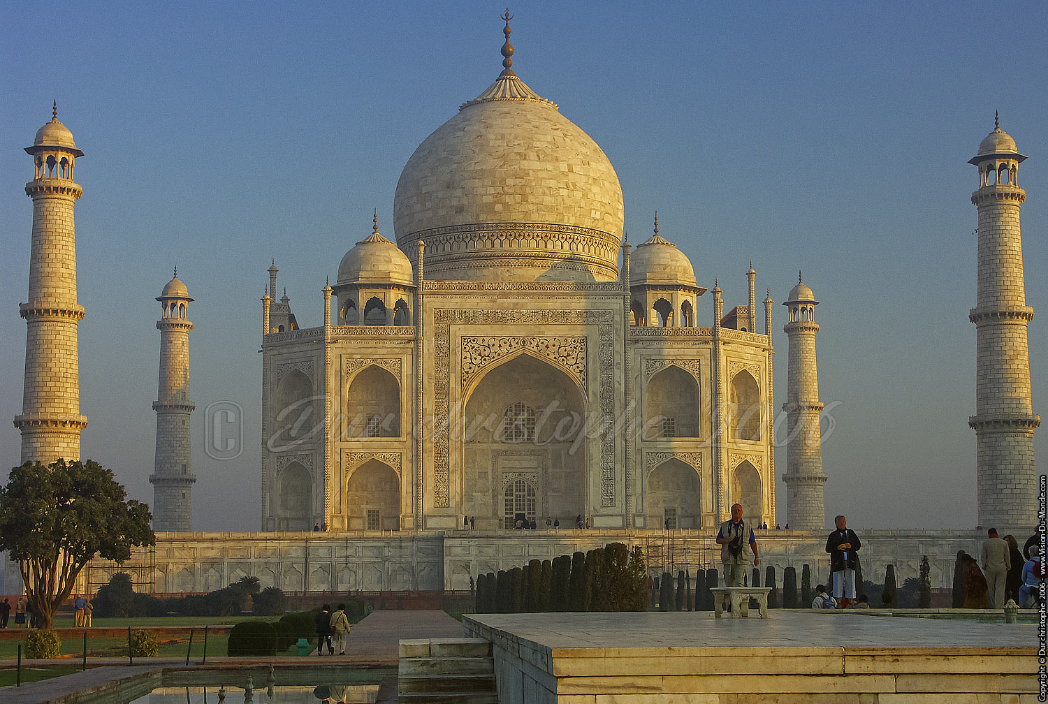 Le tombeau dans la brume matinale  -  Taj Mahal - Agra - 2006