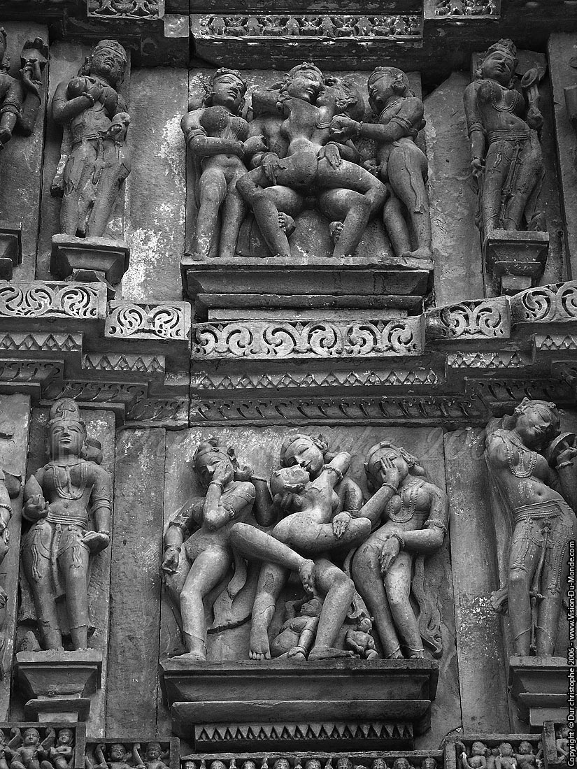 Scènes érotique sur n=bas reliefs de temple - Khajuraho - 2006