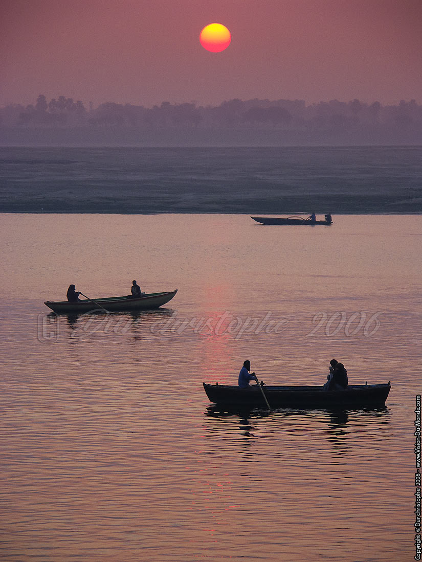 Les barques au levé du soleil - Varanasi - 2006