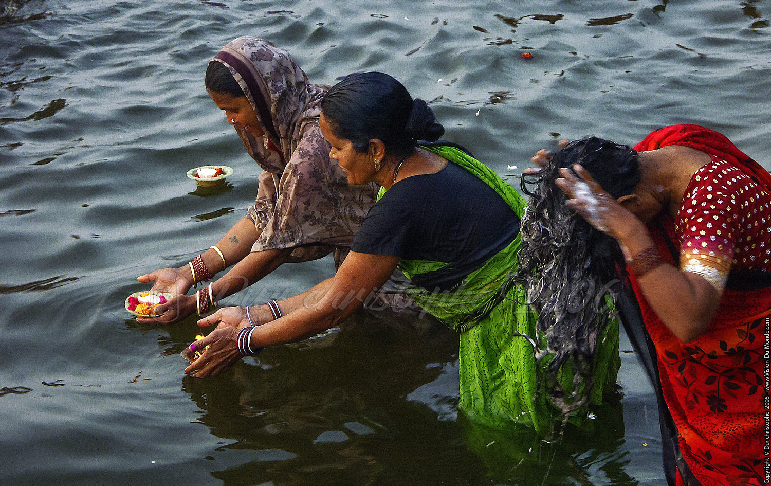 Ablutions et offrandes matinales dans le Gange - Varanasi - 2006