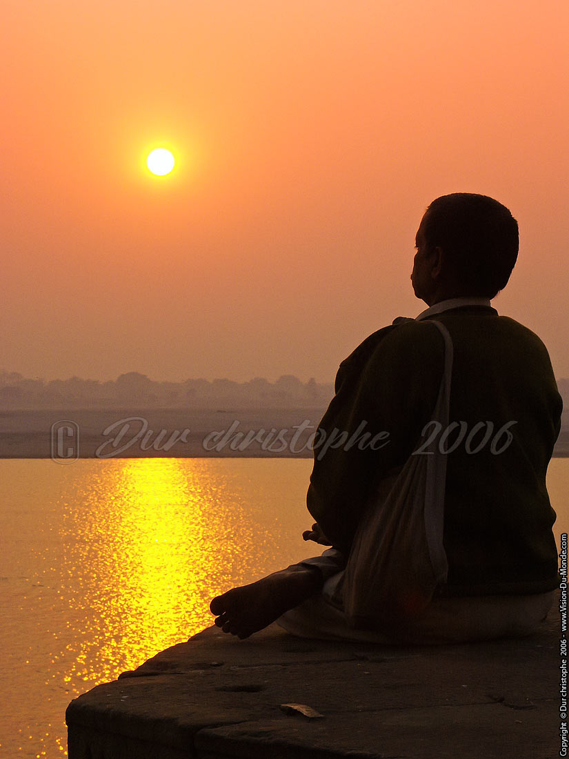 Méditation au levée du soleil  - Varanasi - 2006