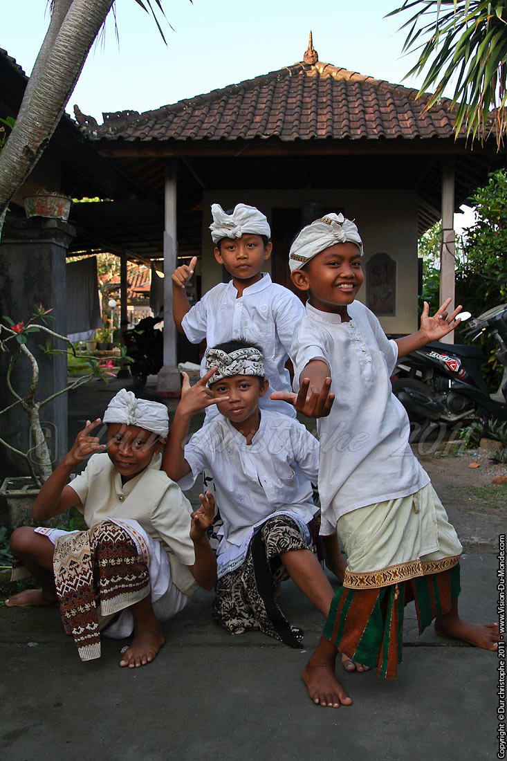Jeune Balinais - Tirta Gangga - BALI 2011