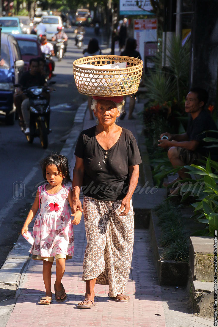 La jeune fille et sa grand mère - Ubud - BALI 2011