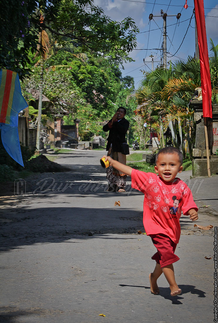 L'enfant au cerf-volant et son père - Ubud - BALI 2011