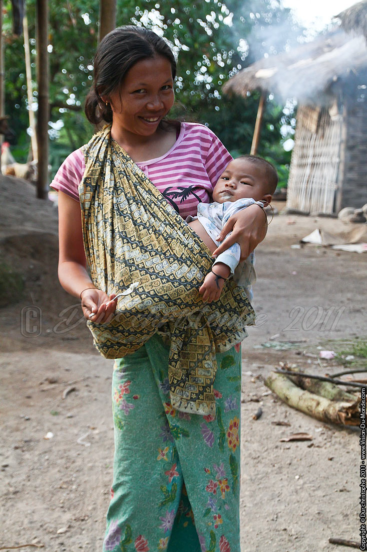 Mère et son enfant - Senaru - LOMBOK 2011