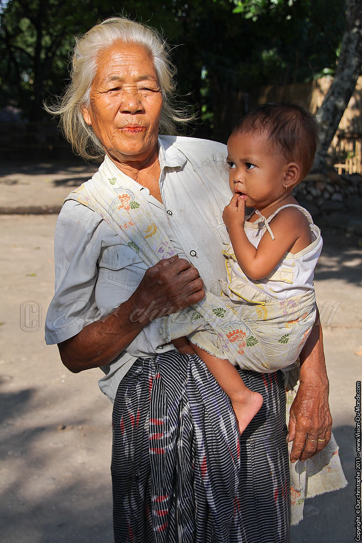 La grand mère et sa petite fille - Senaru - LOMBOK 2011