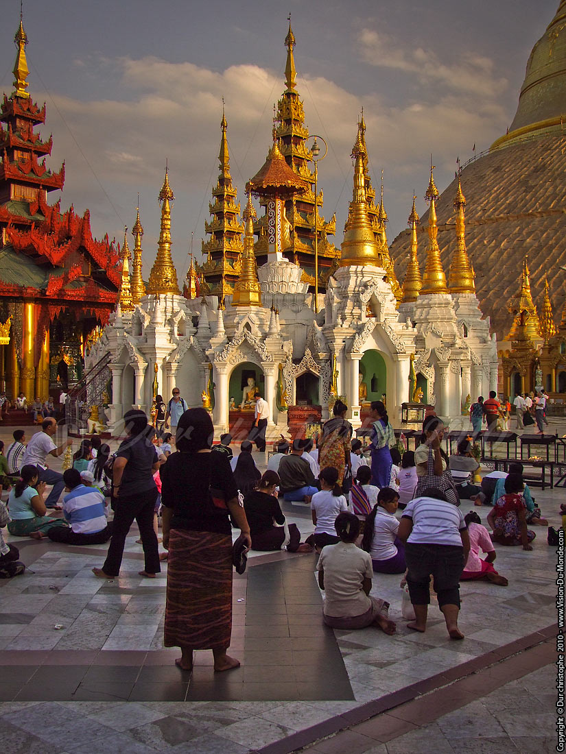 Prière de pélerins - Paya Shwedagon - Yangon 2010