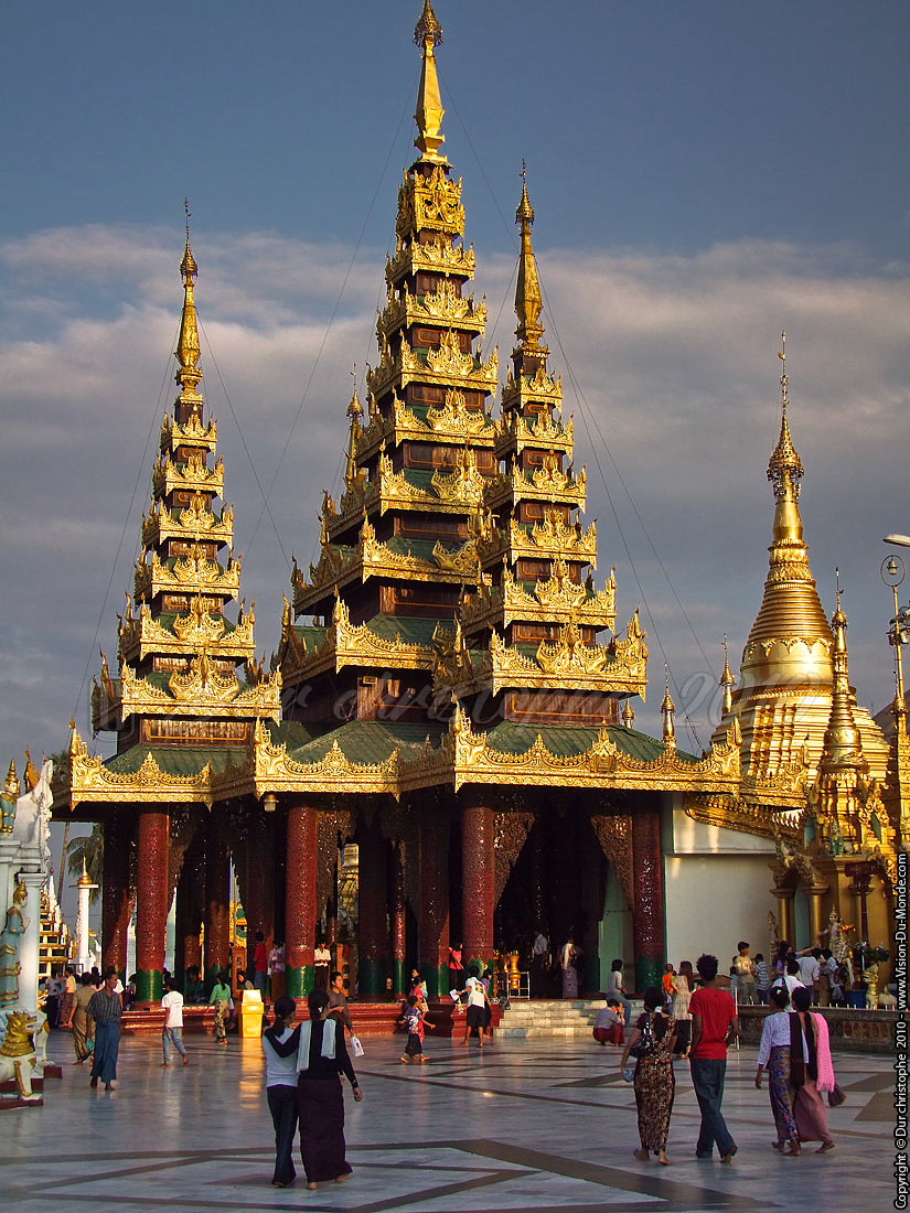 Prière de pélerins - Paya Shwedagon - Yangon 2010