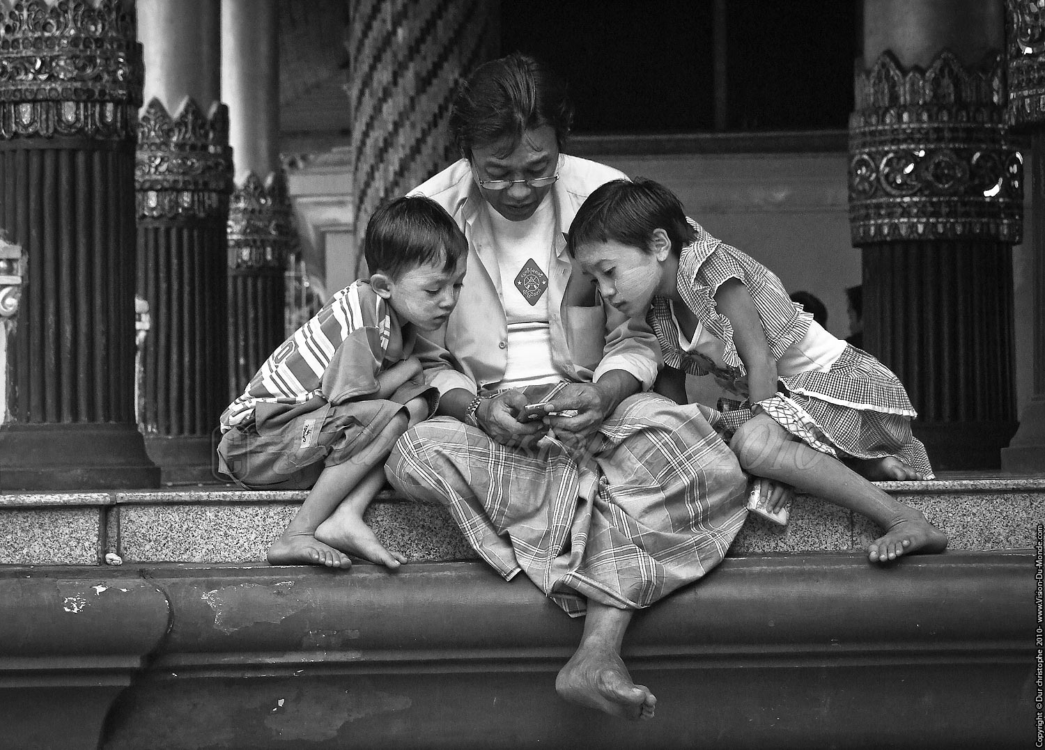 Les enfants curieux - Paya Shwedagon - Yangon 2010