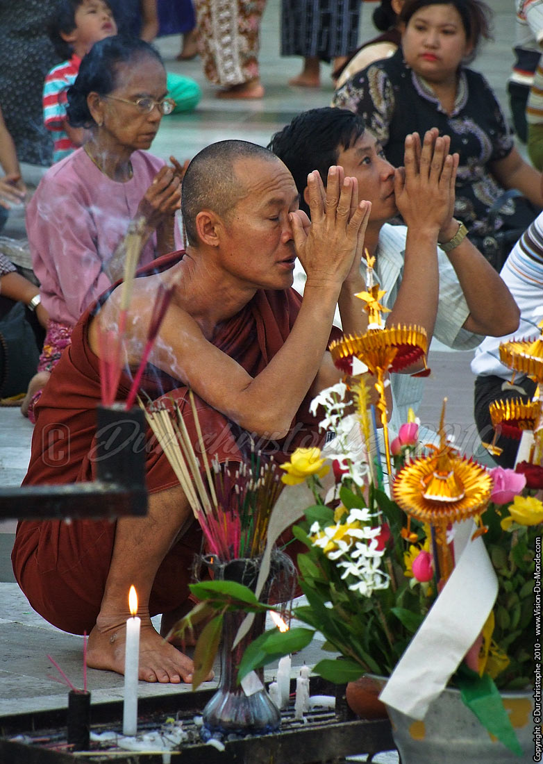 Prière de pélerins - Paya Shwedagon - Yangon 2010