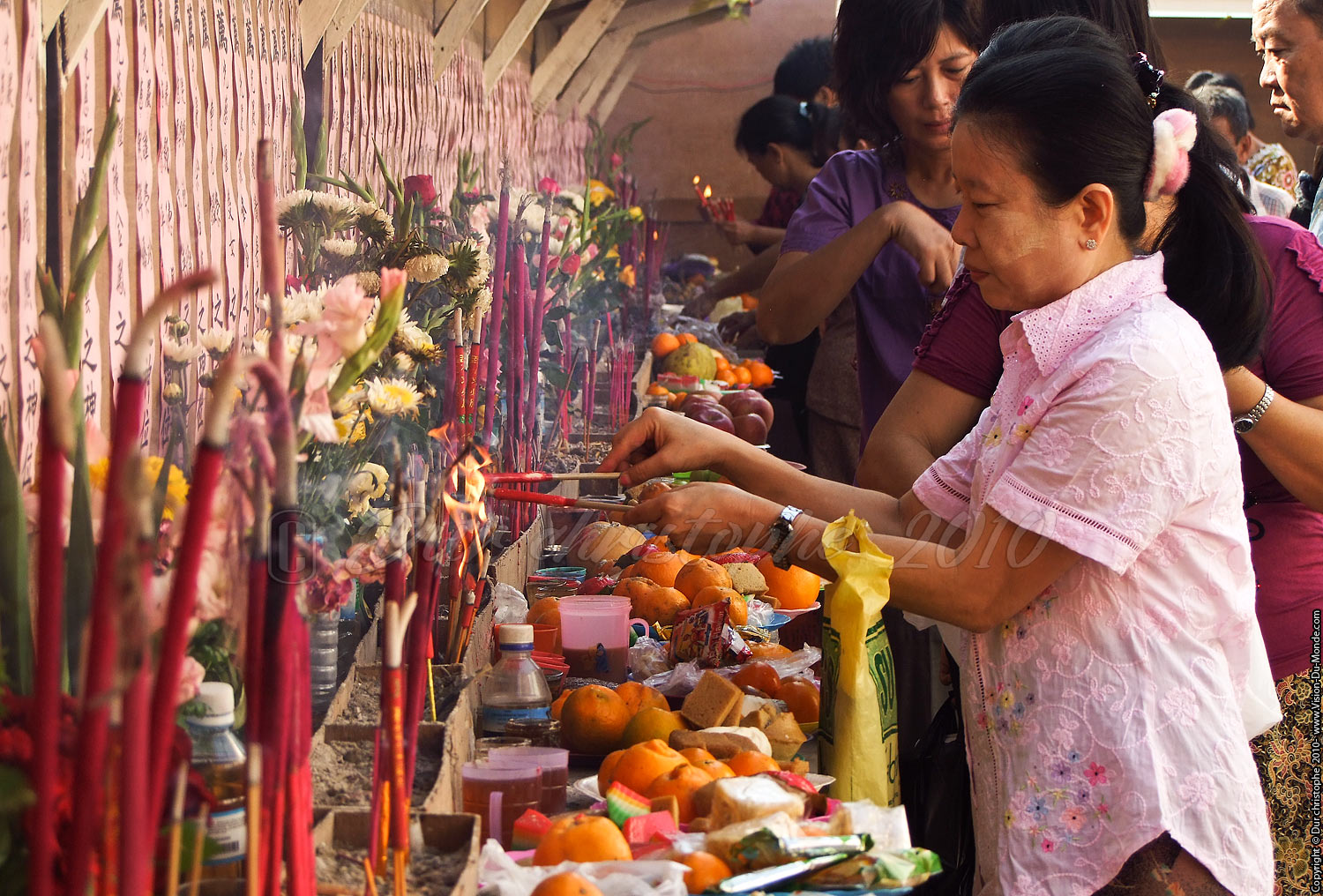 Pélerins allumant encens - Temple chinois - Yangon 2010