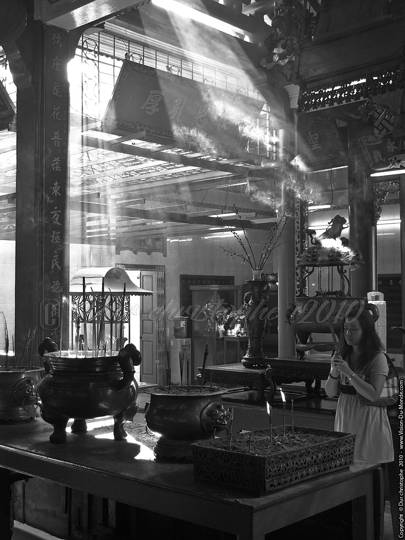 La prière et l'encens - Temple chinois - Yangon 2010