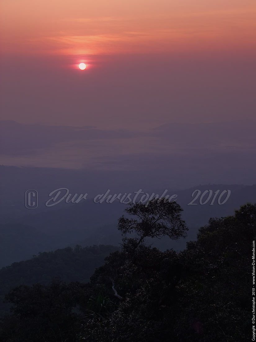 Levé de soleil dans la vallée - Le rocher d'or 2010