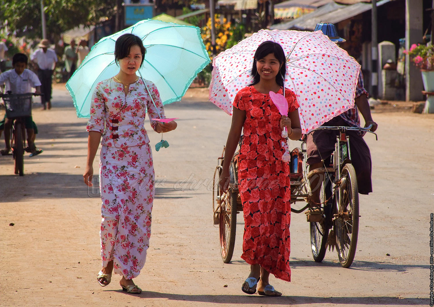 Jeunes filles sous ombrelles - Kyaikmaraw 2010