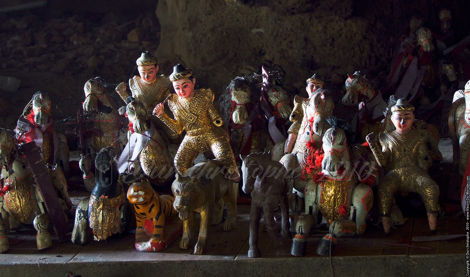 Poupées déposées dans la grotte - Environs de Mawlamyine 2010