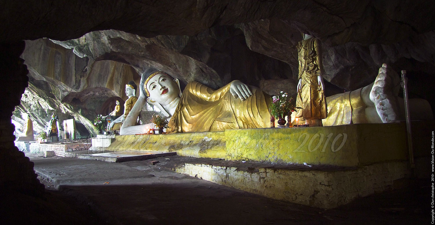 Bouddha couché dans la grotte - Environs de Mawlamyine 2010