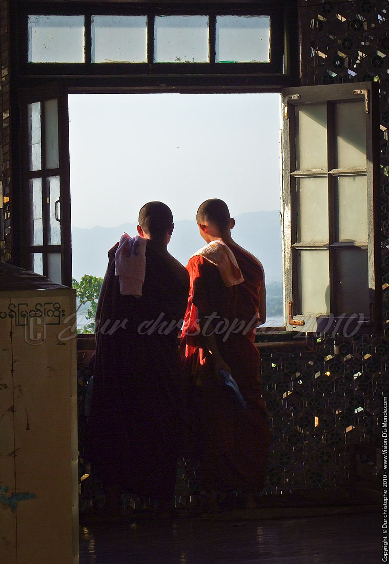 Les moines observent - Mawlamyine 2010