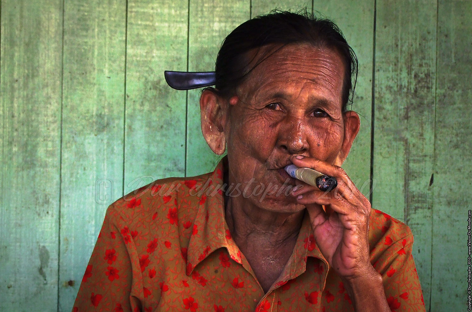 Vieille femme fumant le cheerot - Mawlamyine 2010