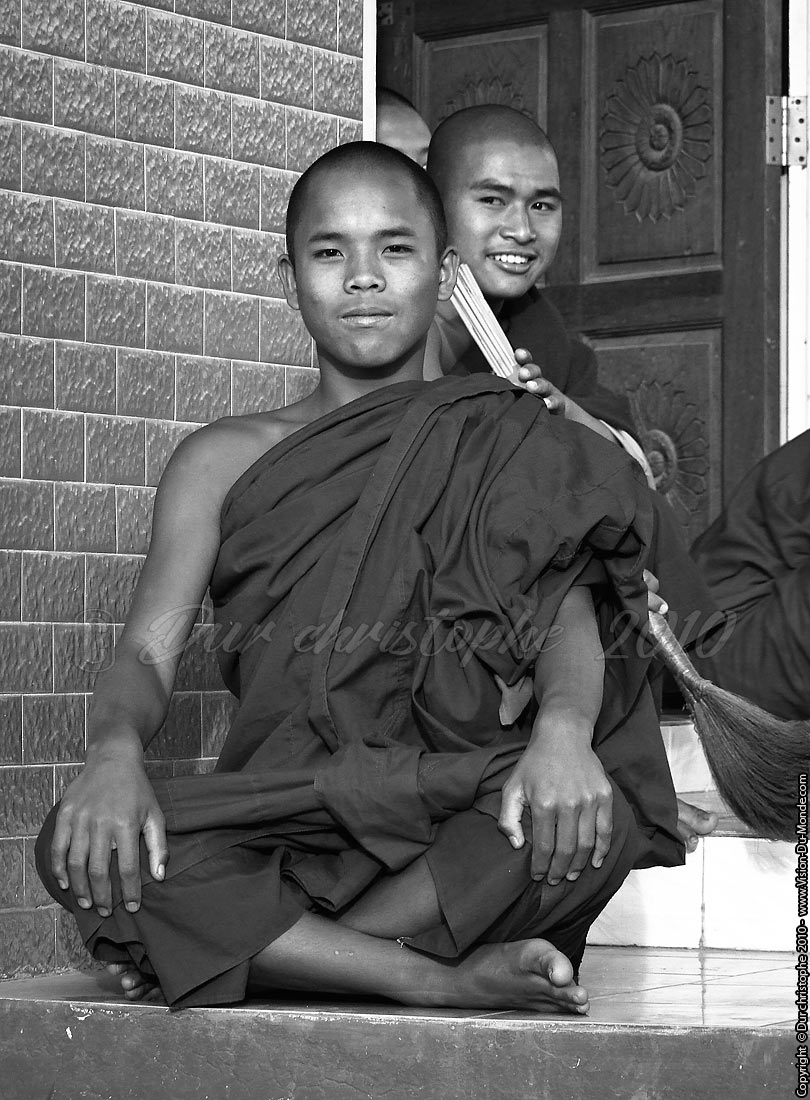 Jeune moine - Kyang Shwe Gu - Nyaungshwe 2010