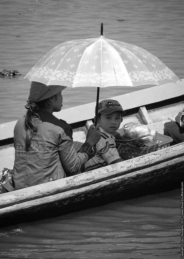 L'enfant sous l'ombrelle - Lac Inlé 2010
