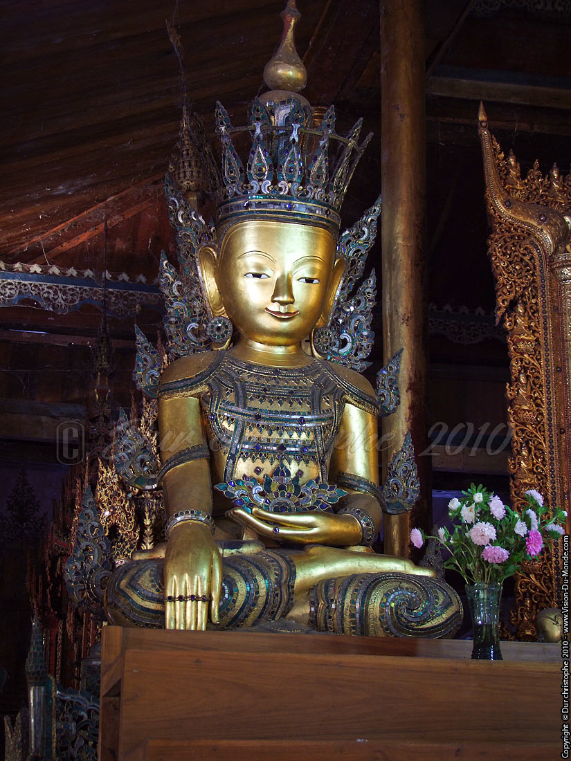 Bouddha - Kyaung Nga Hpe - Lac Inle 2010