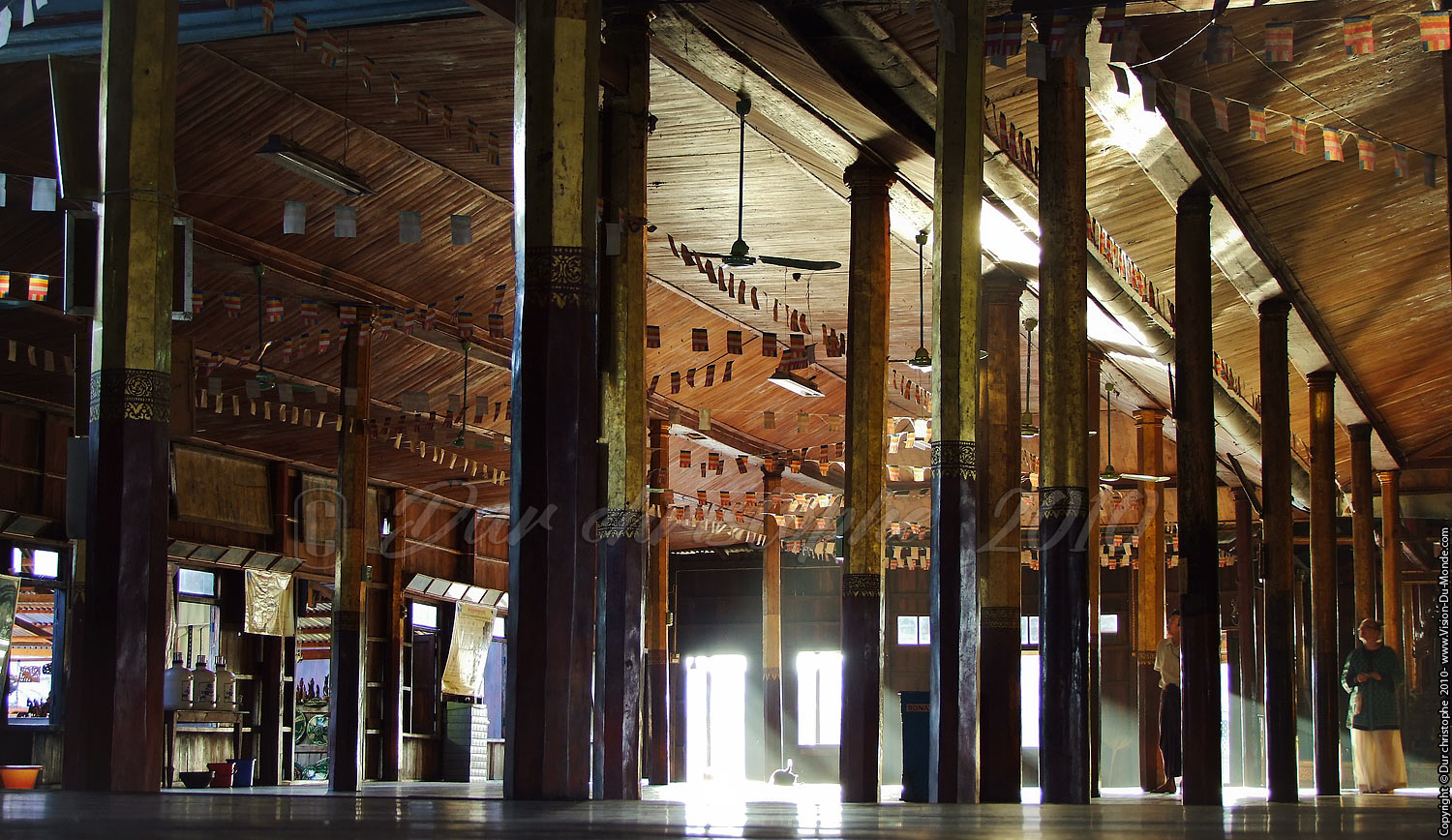 La grande salle illuminée - Kyaung Nga Hpe - Lac Inle 2010