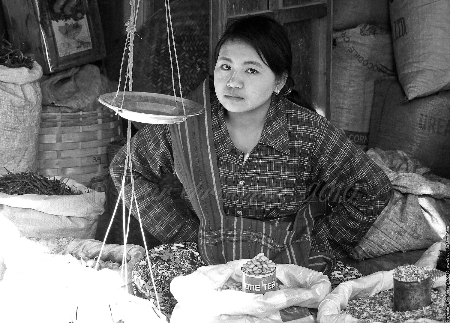 La vendeuse de condiments et d'épices - Marché Central de Nyaungshwe - Lac Inle 2010