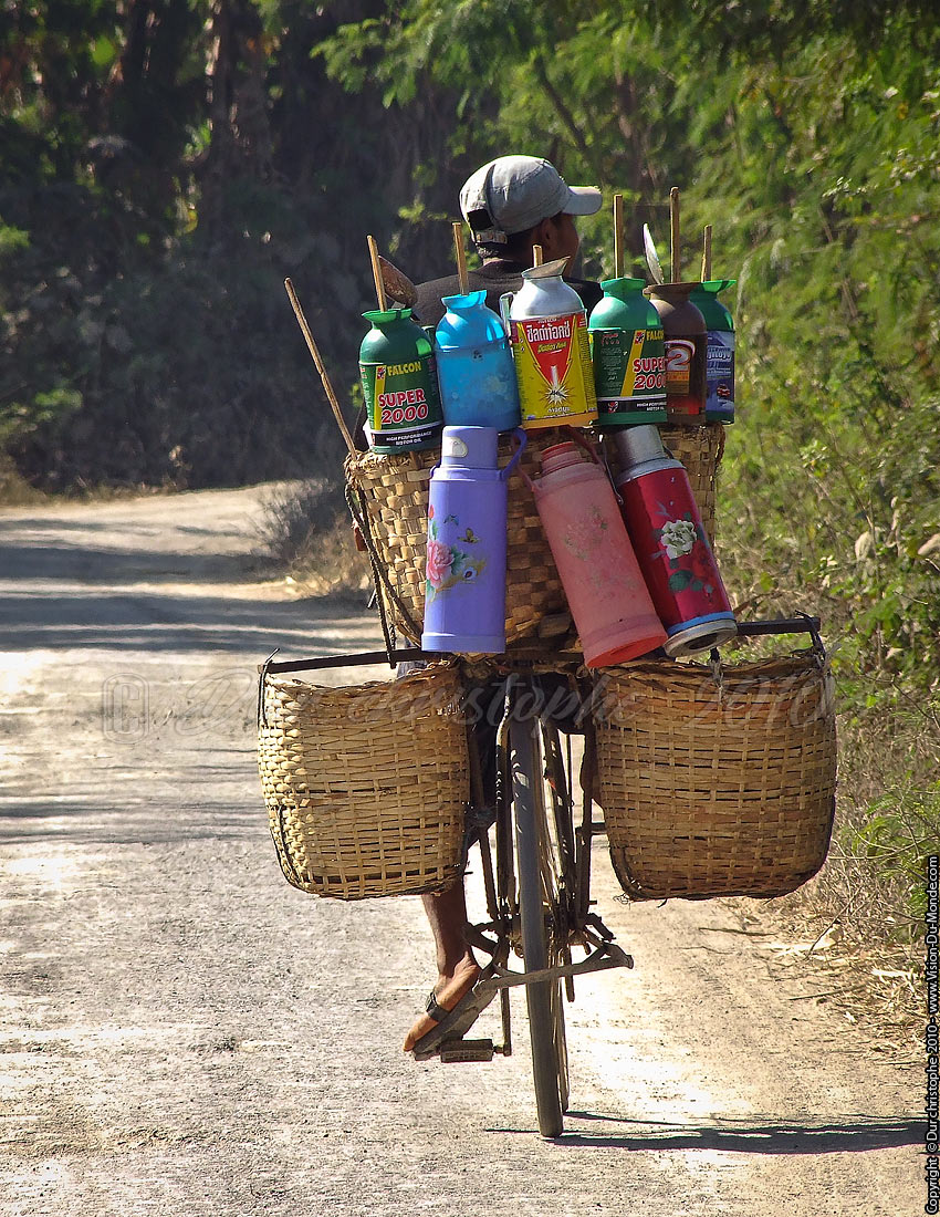 Le bar ambulant - Environs de Nyaungshwe - Lac Inle 2010