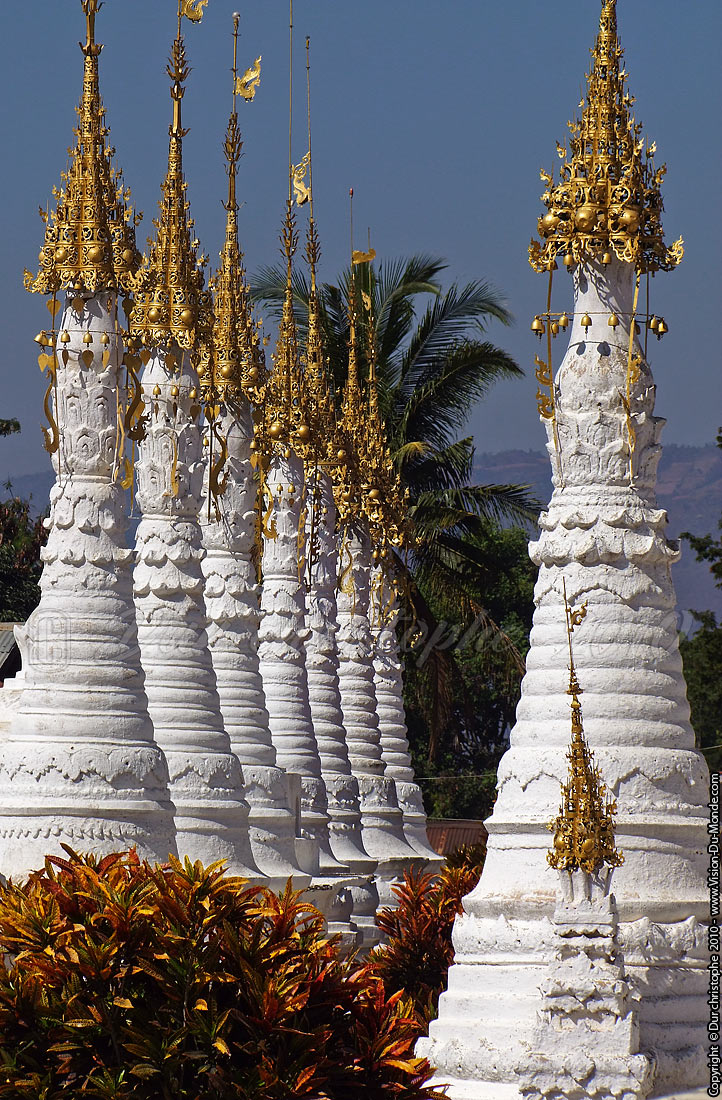 Les chedi blancs - Maing Thauk - Lac Inle 2010