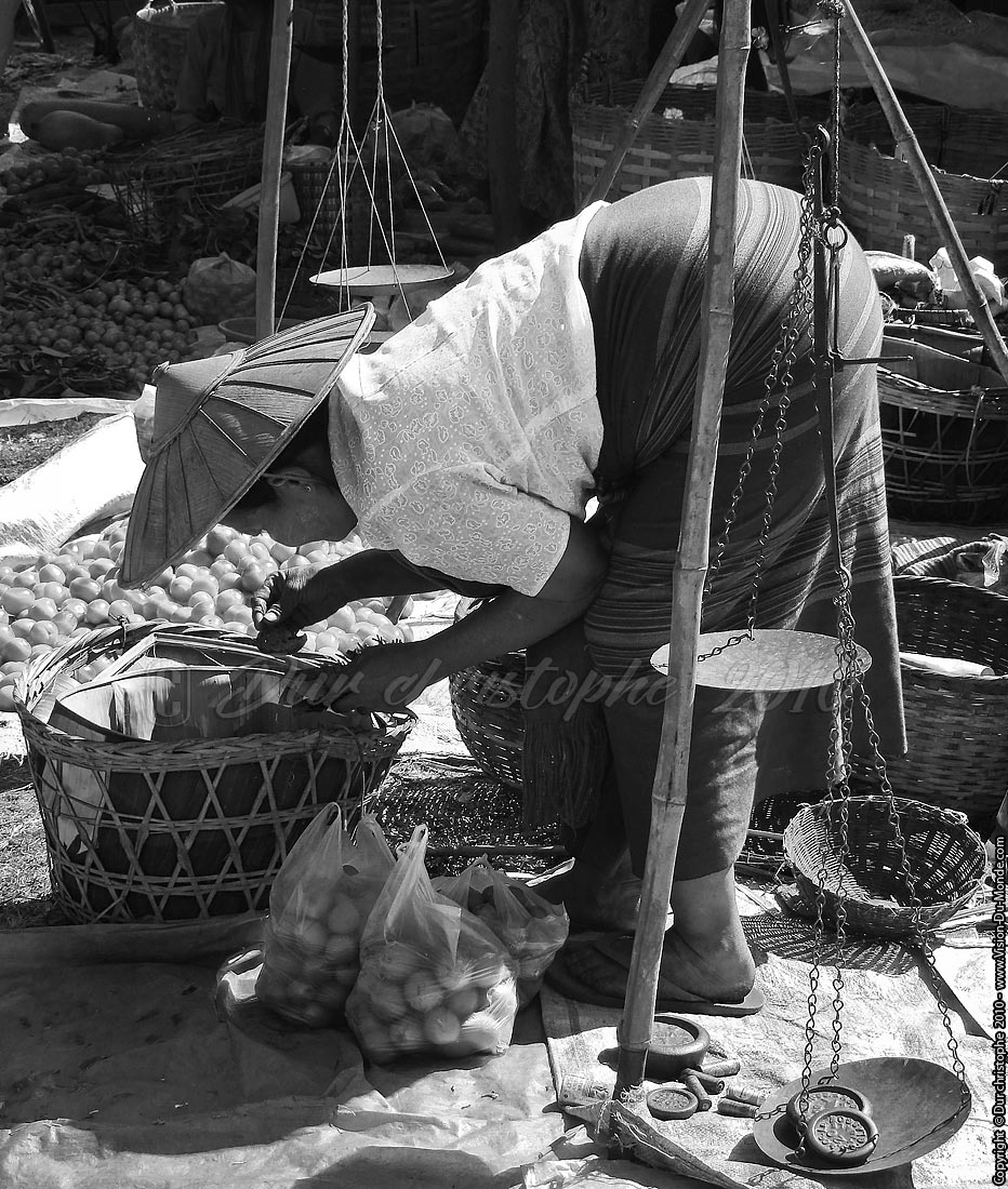 Vendeuse de fruits - Marché de Maing Thauk - Lac Inle 2010