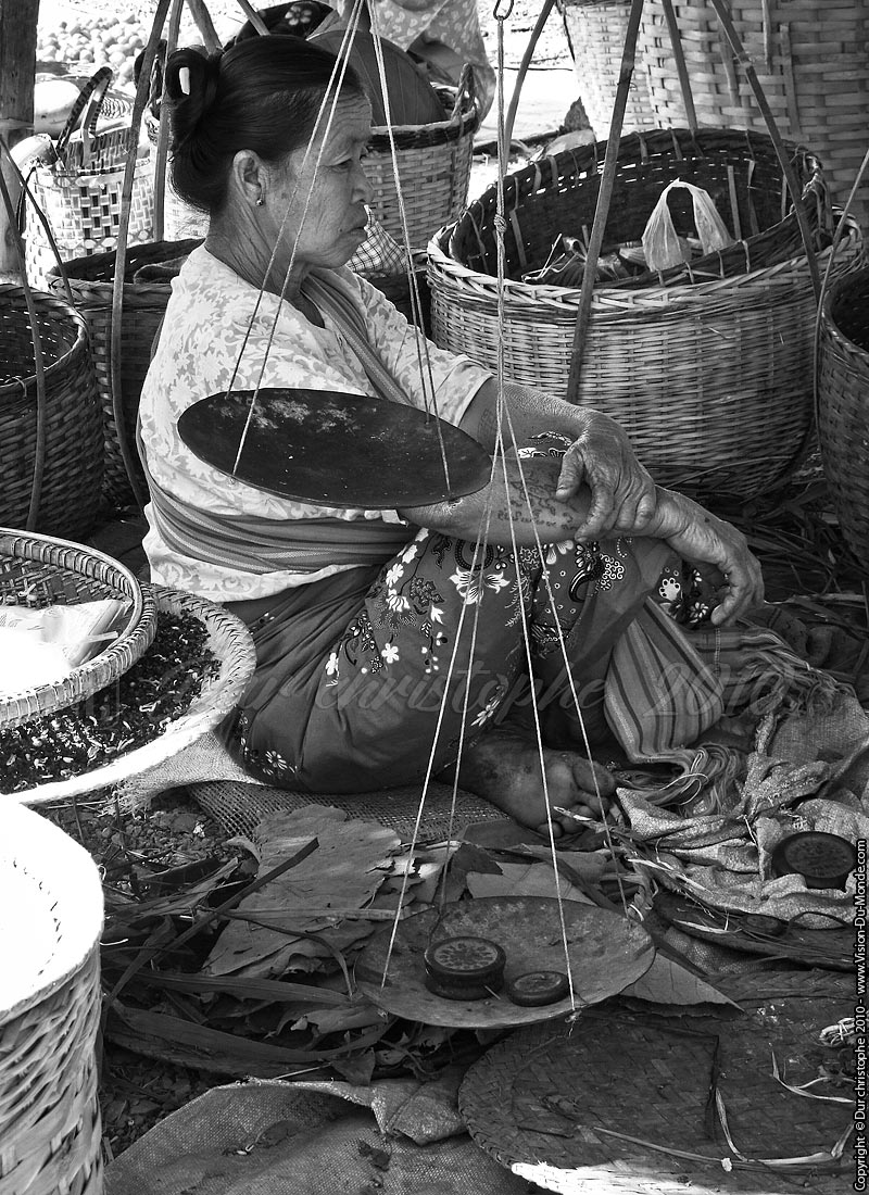 Vendeuse de graines - Marché de Maing Thauk - Lac Inle 2010