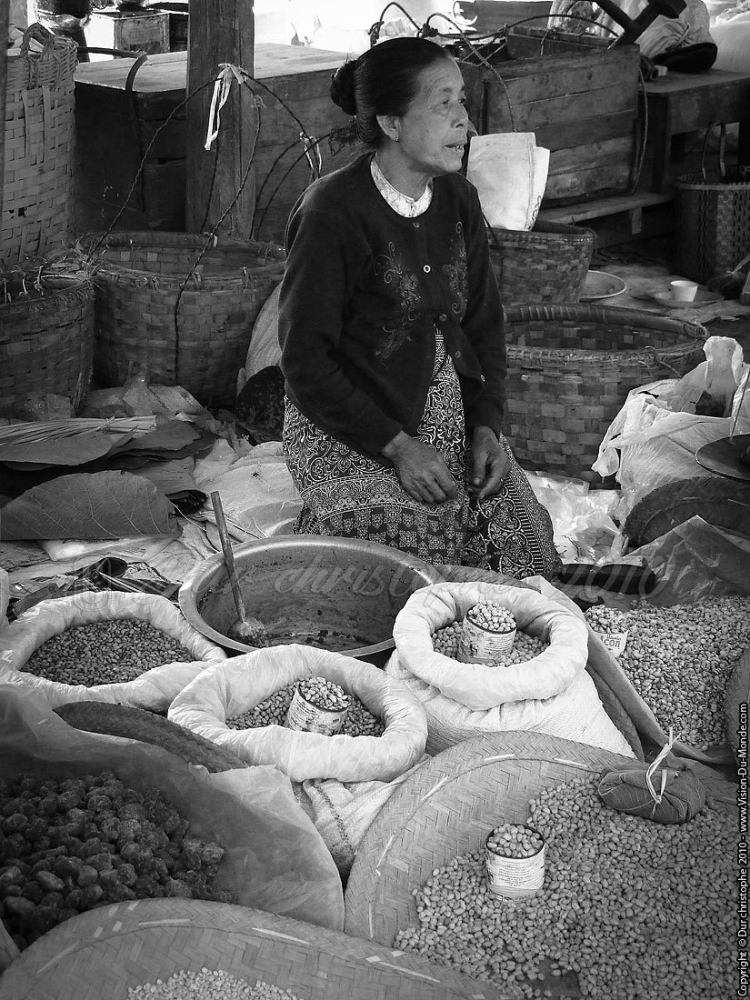 Vendeuse de graines - Marché de Maing Thauk - Lac Inle 2010