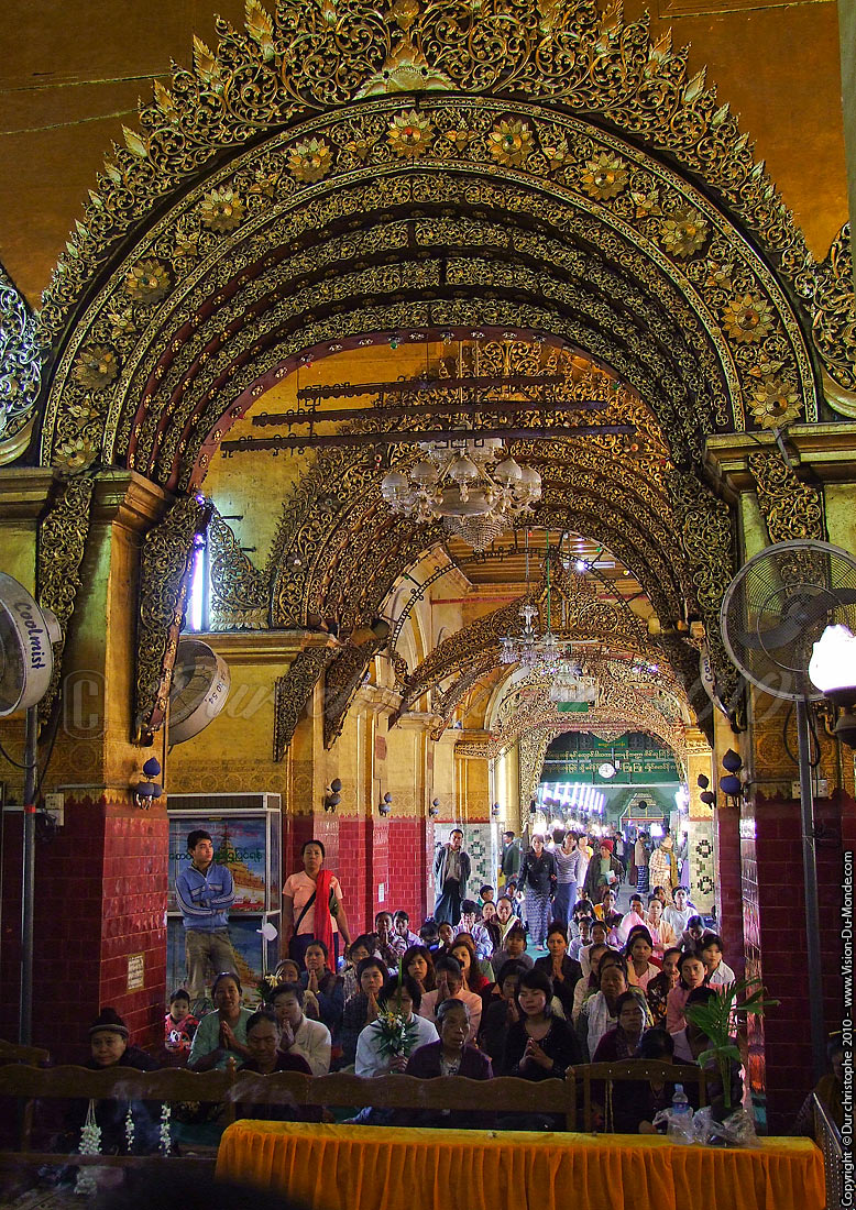 La prière des pélérins - Paya Mahamuni - Mandalay 2010