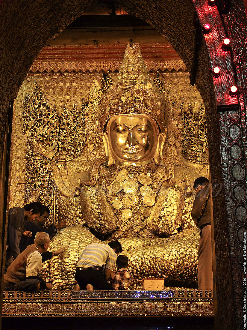 Pélerins dorant le Bouddha - Paya Mahamuni - Mandalay 2010