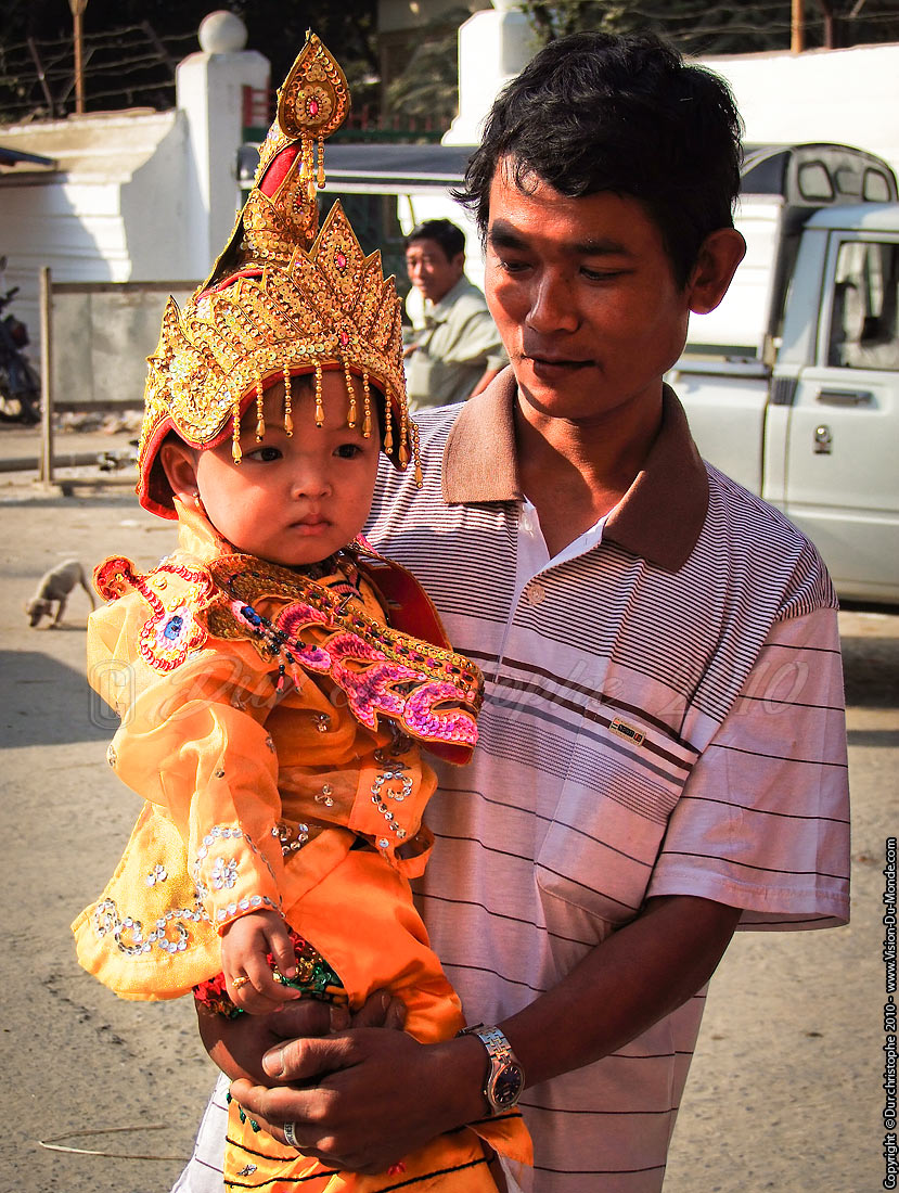 Petite fille Habillée - Paya Mahamuni - Mandalay 2010