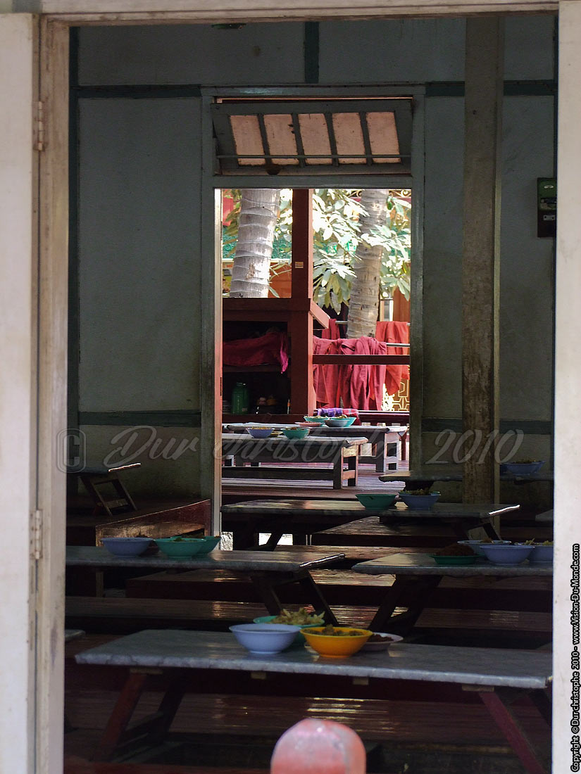 les tables du réféctoires - Kyaung Maha Ganayon - Mandalay 2010
