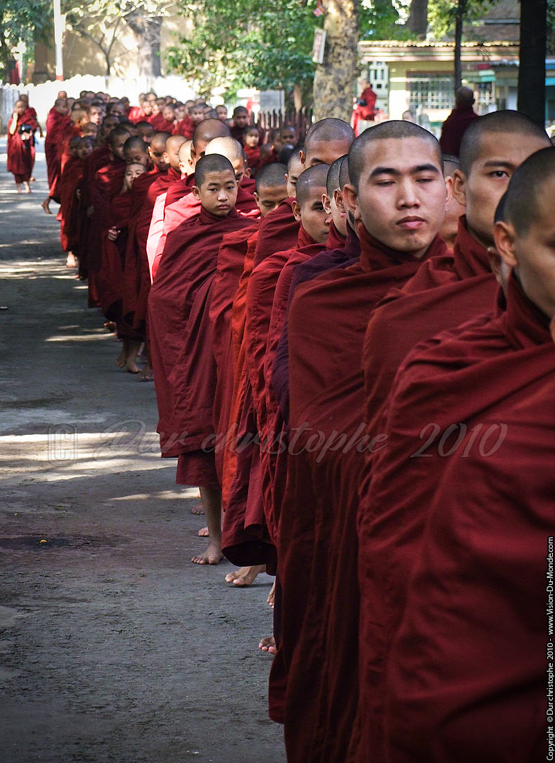 le défilé des moines - Kyaung Maha Ganayon - Mandalay 2010