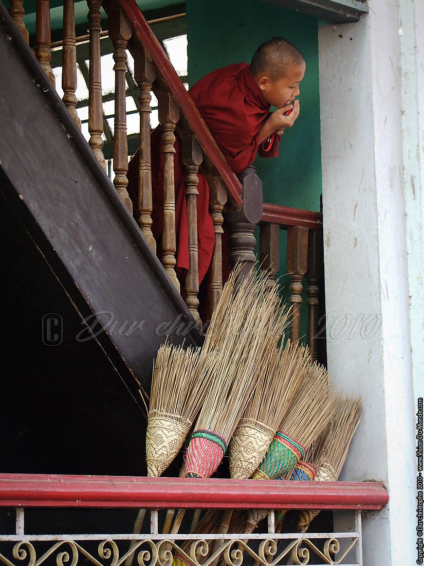 Le jeune moine curieux - Kyaung Maha Ganayon - Mandalay 2010