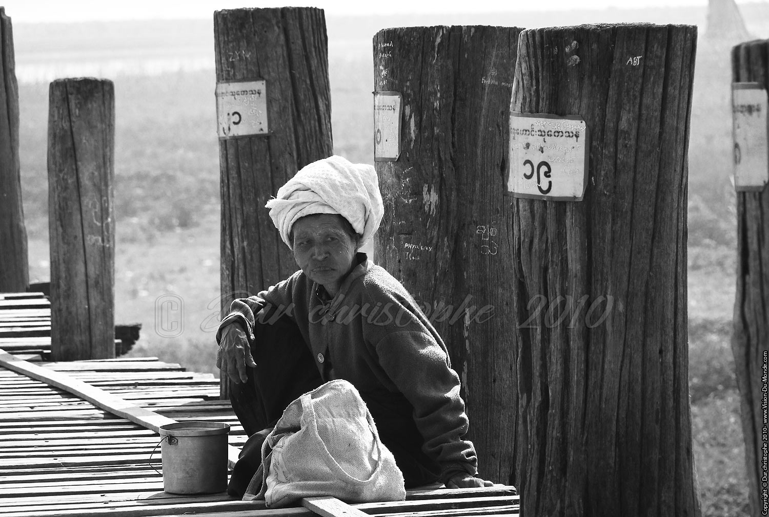 La vieille femme - Pont U Bein - Amarapura 2010