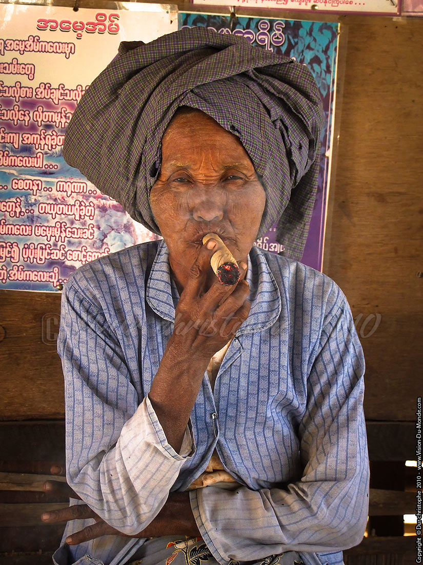 La fumeuse de Cheroots - Bagan 2010