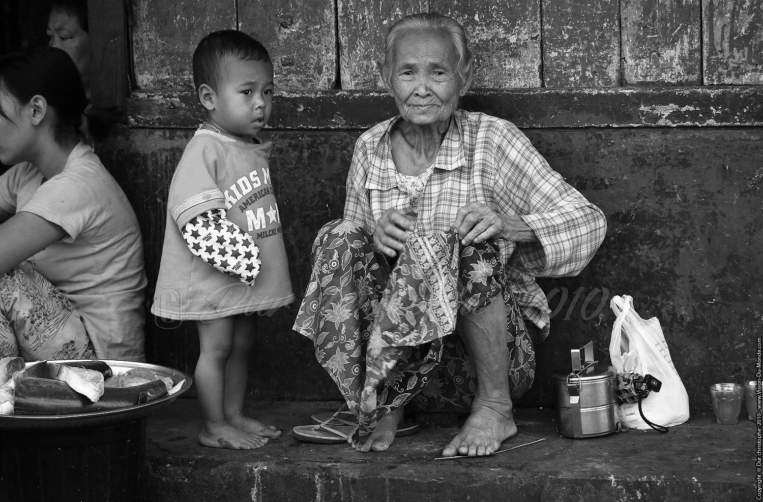 La vieille dame et l'enfant - Yangon 2010