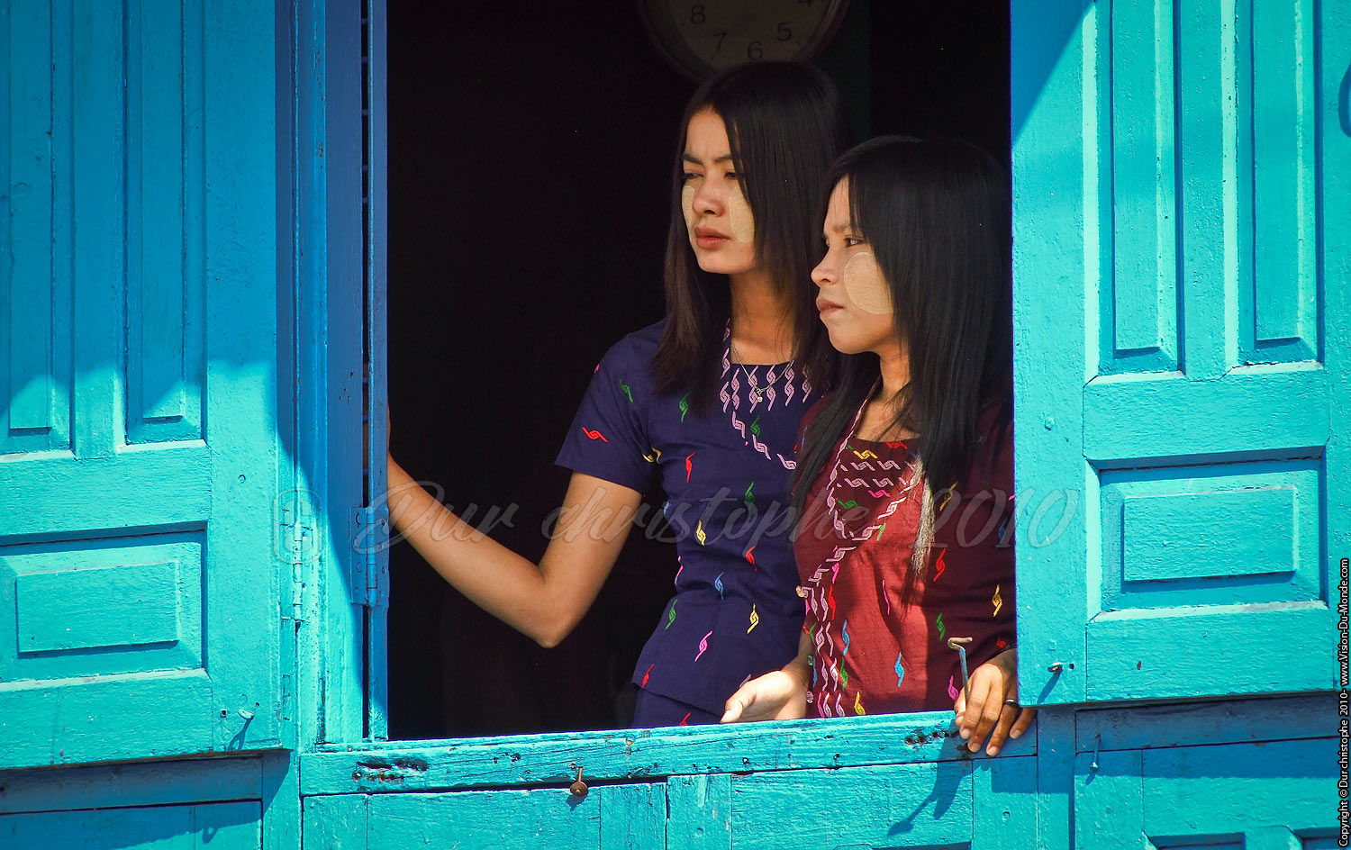 Jeunes femmes à la fenetre - Yangon 2010