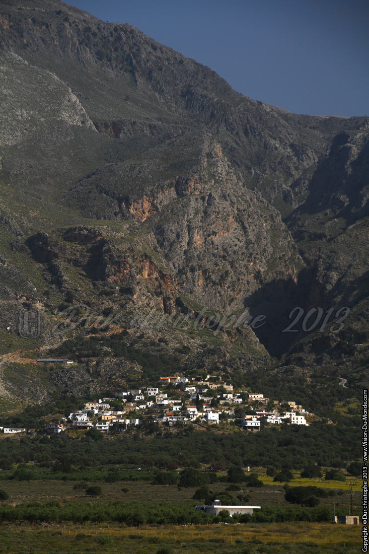 Le village pyramidal - Sur la route - 2013