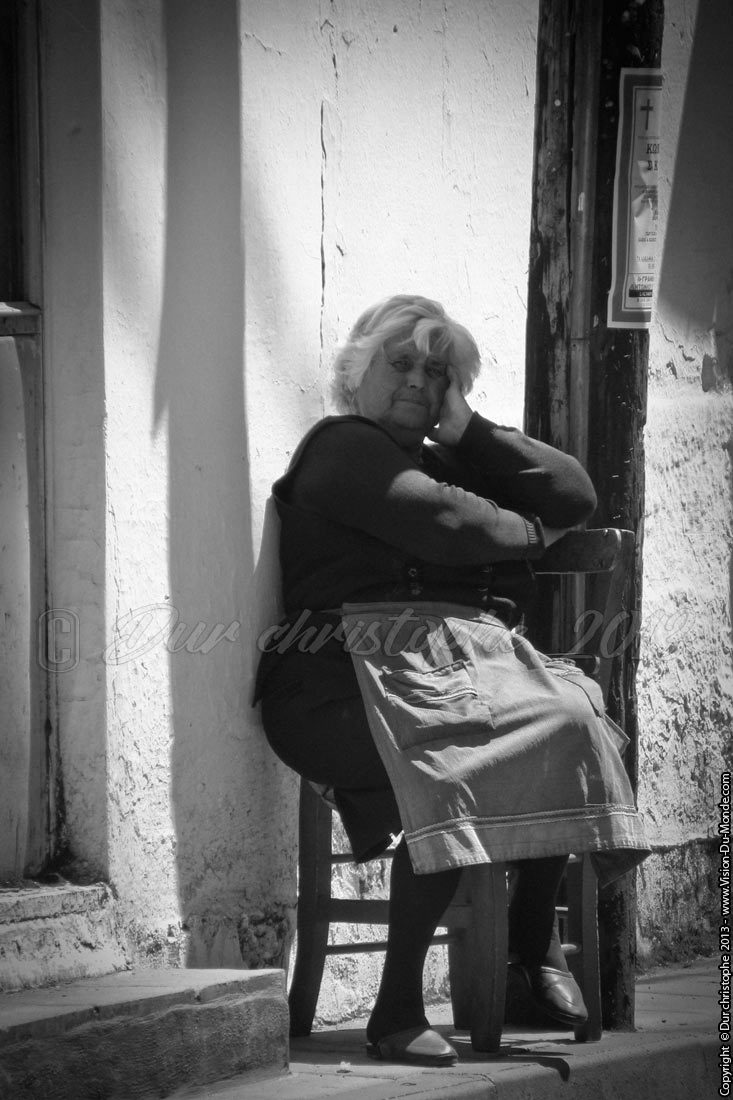 La pause de la mamie - Plateau du Lassithi - 2013