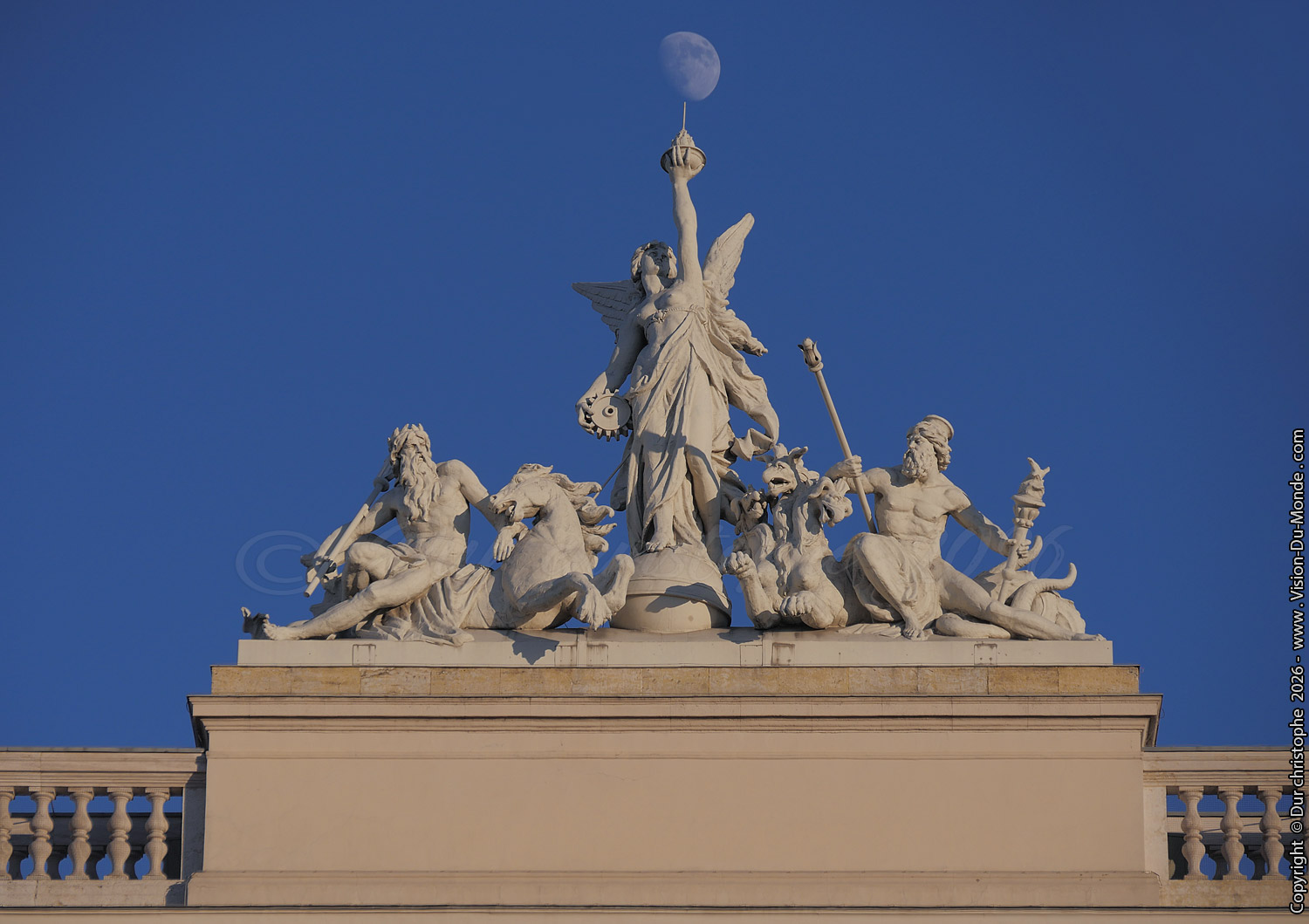 La lune au bout du pic - Budapest - 2025