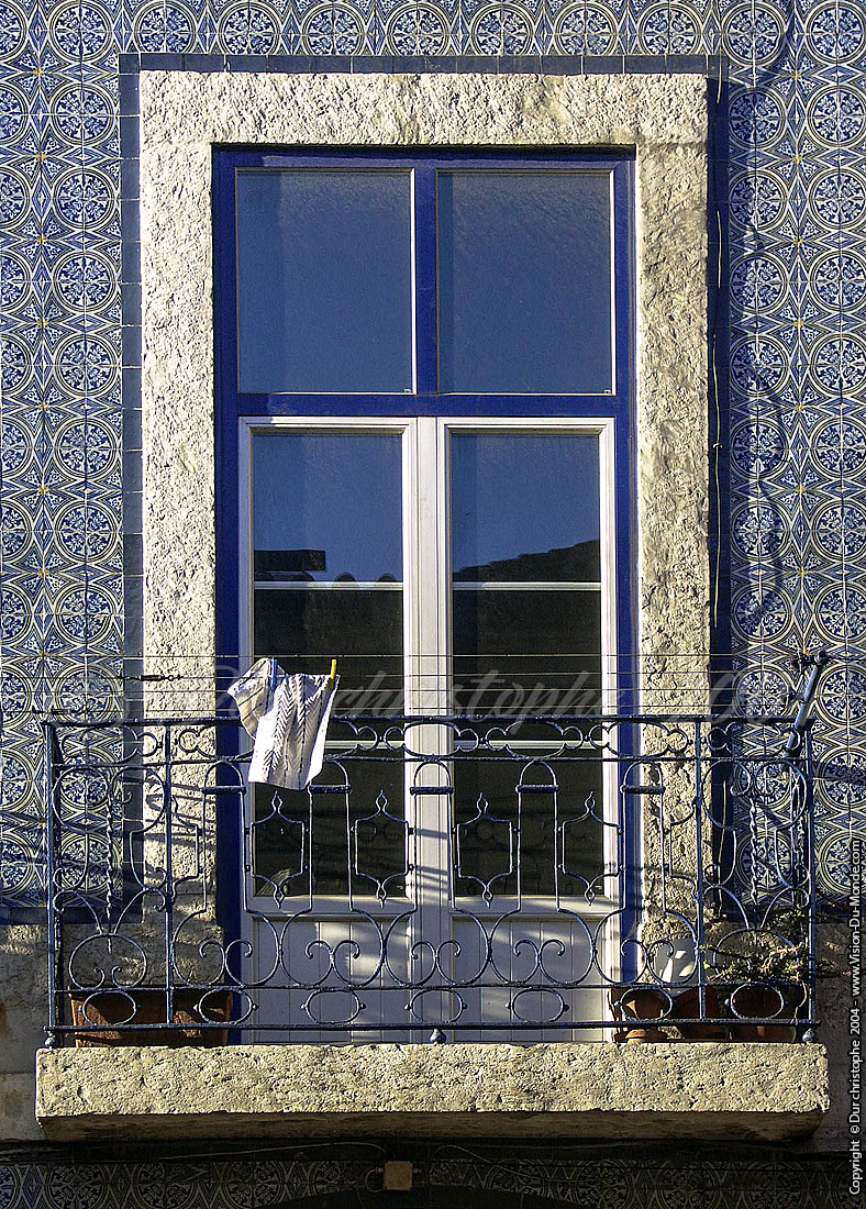 La fenêtre bleue- quartier d'Alfama - Lisbonne - 2004